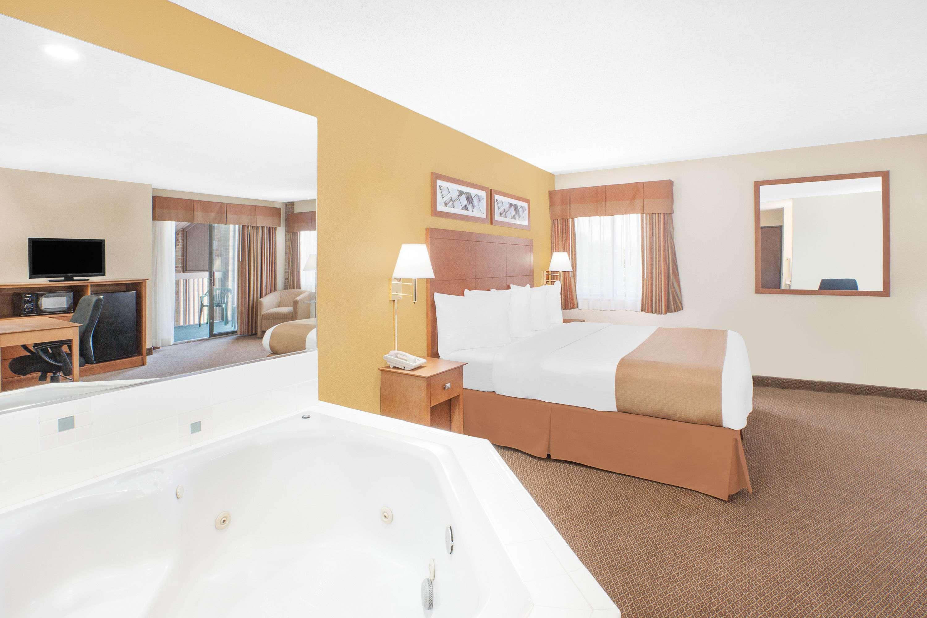 Baymont By Wyndham Port Huron Extérieur photo