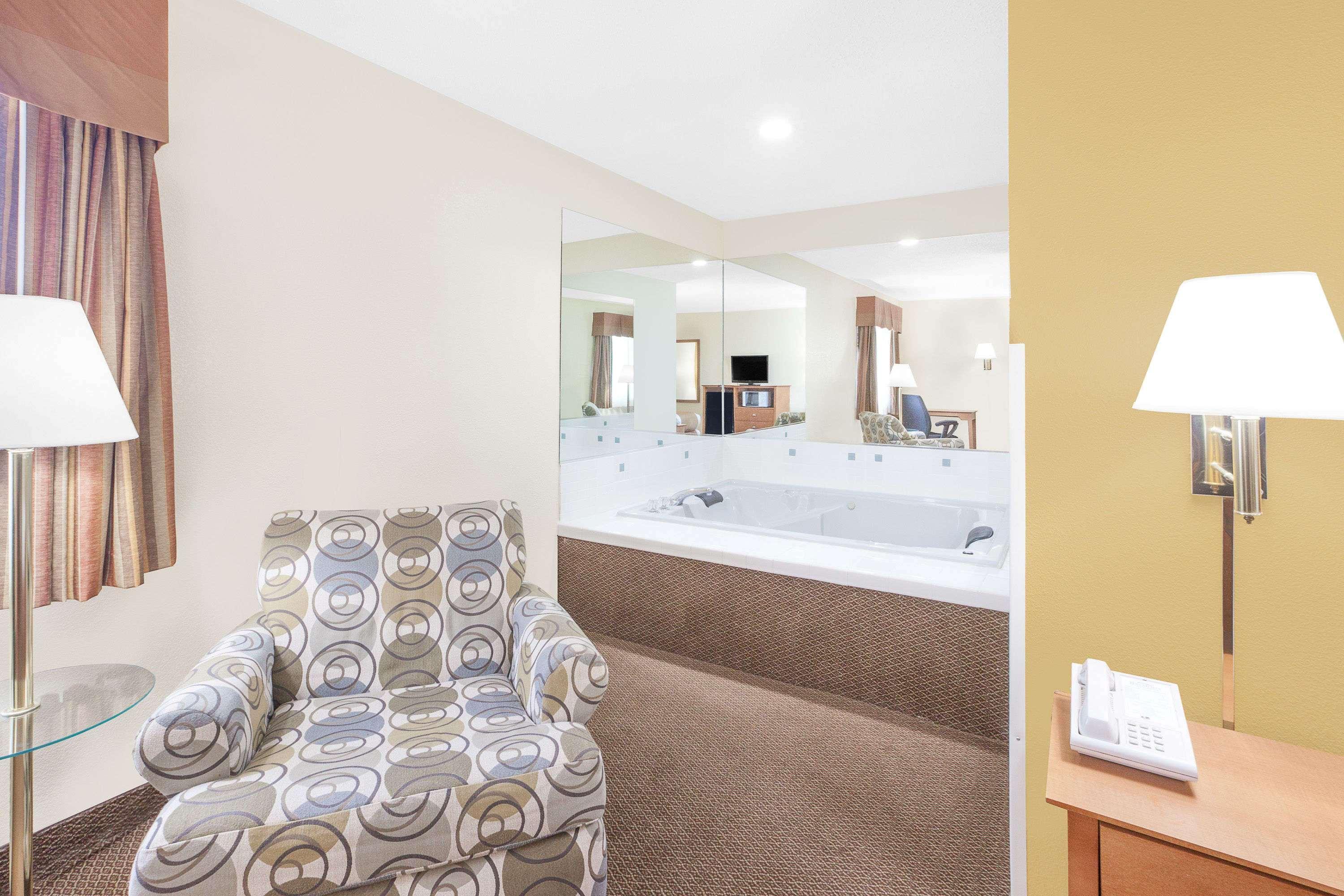 Baymont By Wyndham Port Huron Extérieur photo