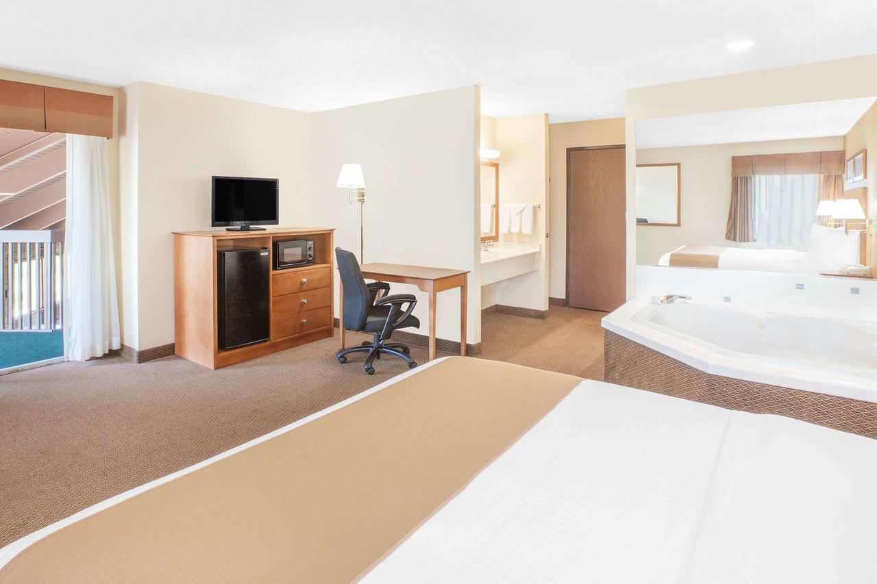 Baymont By Wyndham Port Huron Extérieur photo