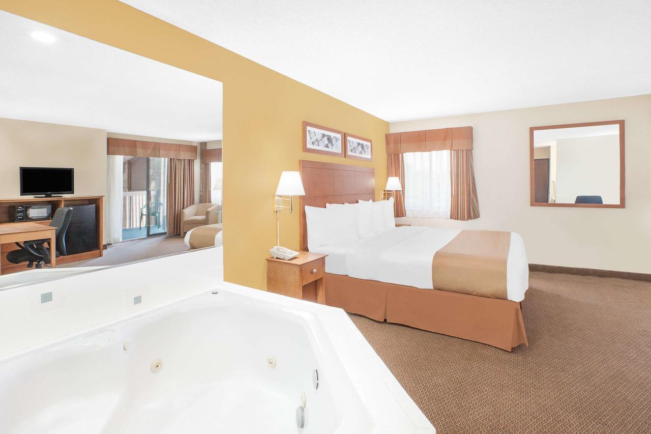 Baymont By Wyndham Port Huron Extérieur photo